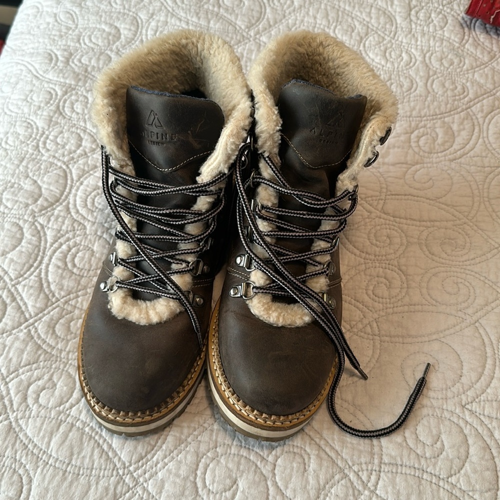 Alpine Design 8.5 Women’s heavy duty boots